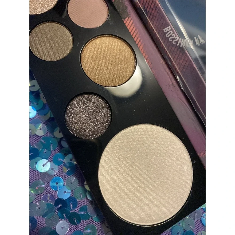 MAC - RISK TAKER - EYE SHADOW X 8 + HIGHLIGHTER PALETTE - NEW DISCONTINUED
